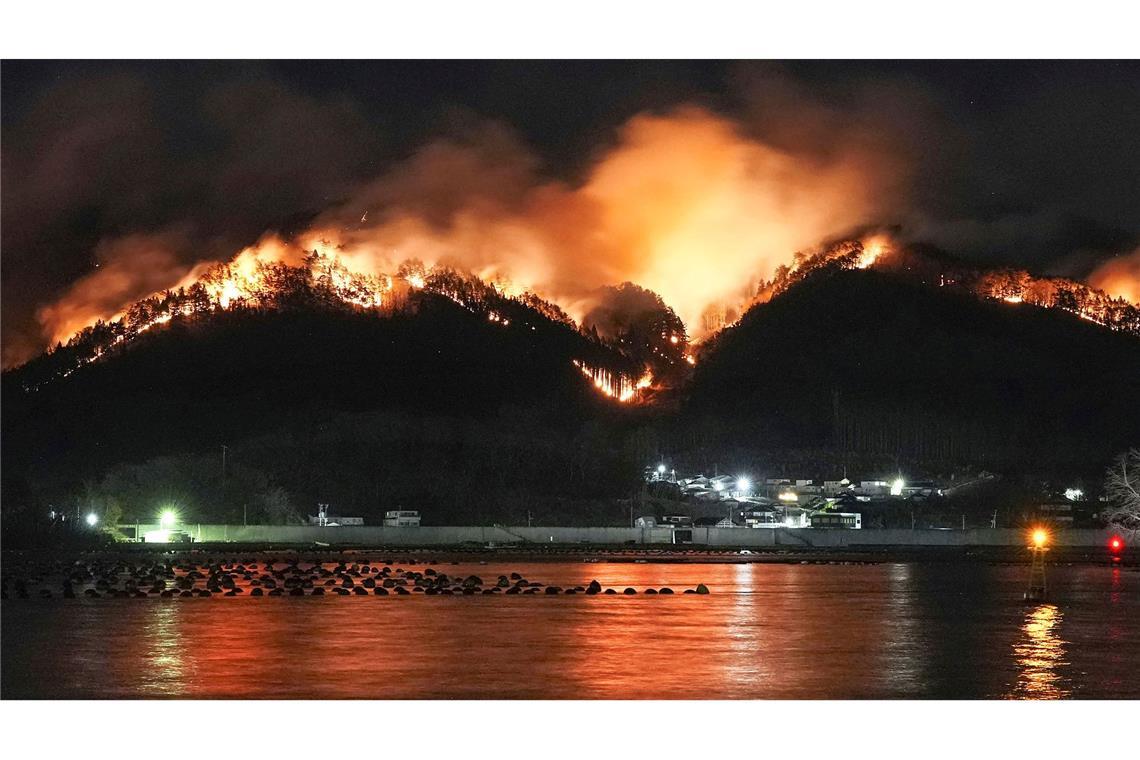 Bilder des Tages Feuer in der Nacht: Ein Waldbrand wütet im Norden von Japan.