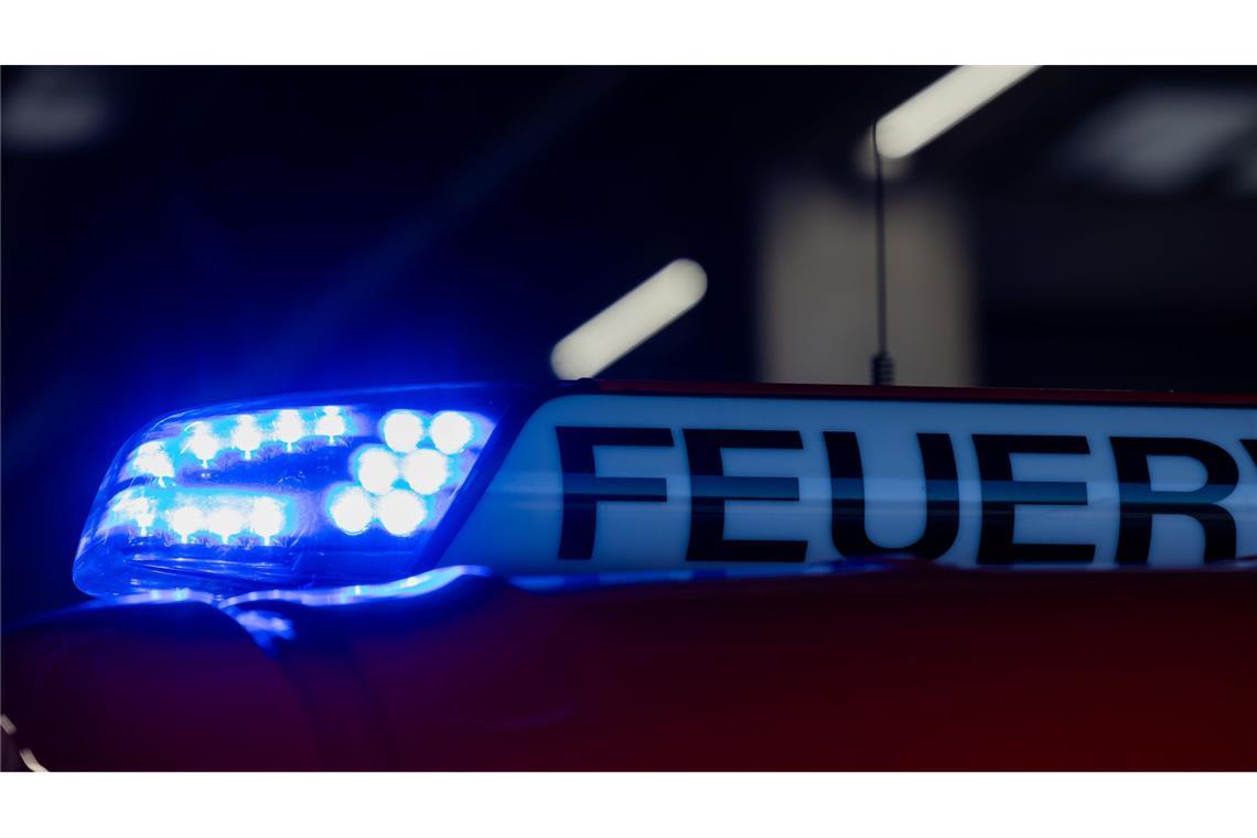 Anwohner löscht Feuer in Kirche mit Gießkanne Feuer in Küssaberg (Symbolbild)