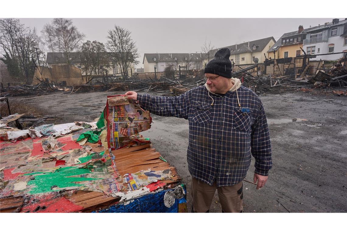 Bilder des Tages Feuer in Neuwied - Karnevalswagen und Bühnenbild verbrannt