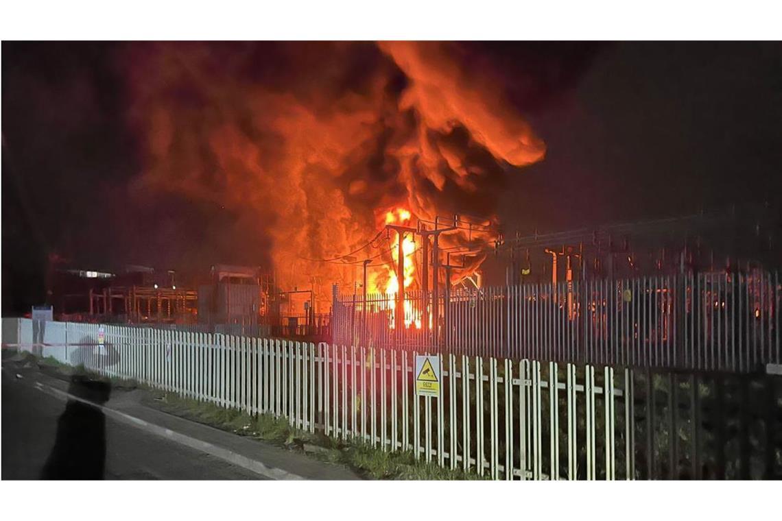 Flughafen London-Heathrow bringt Luftverkehr in Europa durcheinander Feuer in Umspannwerk legt Heathrow lahm.