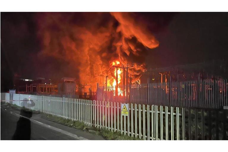 Feuer in Umspannwerk legt Heathrow lahm.