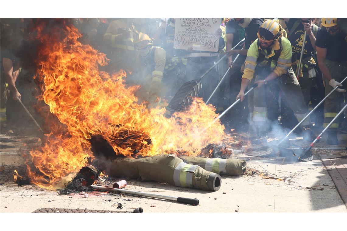 Bilder des Tages Feuer und Flamme: Spanische Feuerwehrleute demonstrieren für besseren Arbeitsbedingungen. In Spanien gab es in den letzten Wochen verheerende Waldbrände, bei denen mindestens ein Feuerwehrmann ums Leben kam.