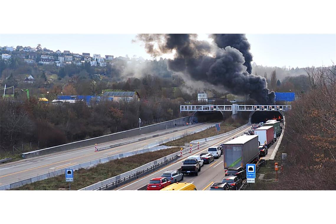 Feuer und Rauch: Der Engelbergtunnel ist bei dem Brand eines Lastwagens schwer beschädigt worden.