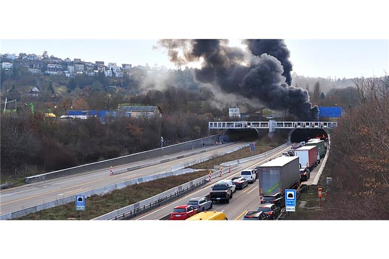 Feuer und Rauch: Der Engelbergtunnel ist bei dem Brand eines Lastwagens schwer beschädigt worden.