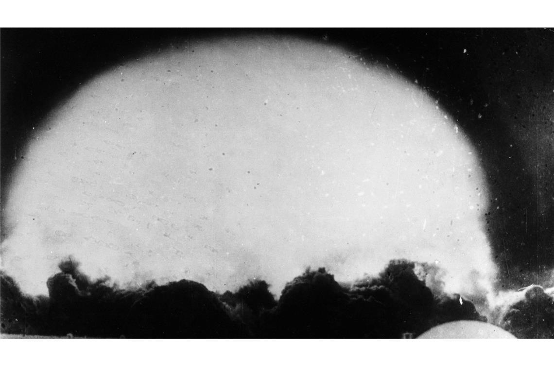Feuerball nach dem ersten Atombombentest am 16. Juli 1945 in New Mexiko: In den Überresten des Kraters haben Forscher jetzt einen sensationellen Fund gemacht.