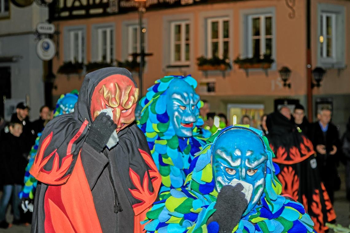 Murreder Henderwäldler: Schaurig-traurig-schöner Abschied von der Fasnet Feuerbarthl und Wasserfratzen zücken die Taschentücher, der Abschied fällt schwer und wird gemeinsam zelebriert. Fotos: Stefan Bossow