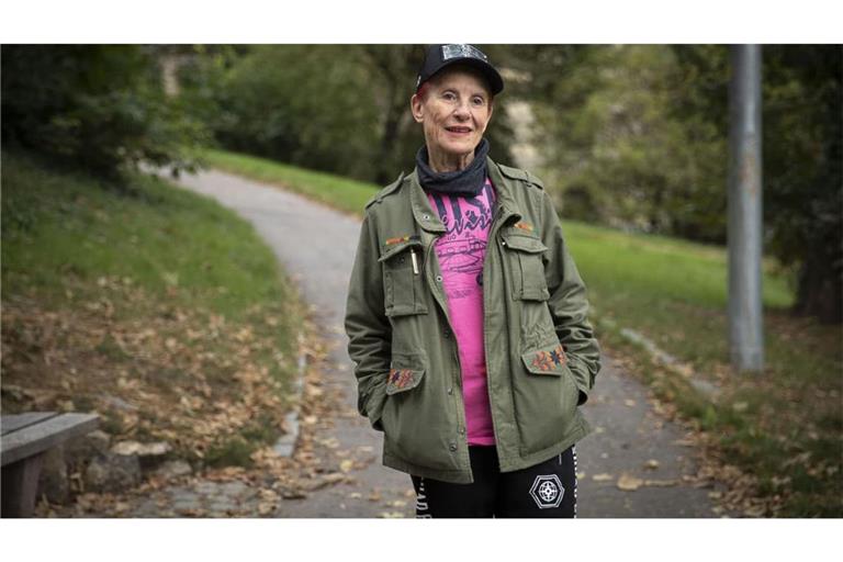 Feuerrote Haare, Basecap und die personifizierte Lebensfreude:  Elly Steiner fällt auf.