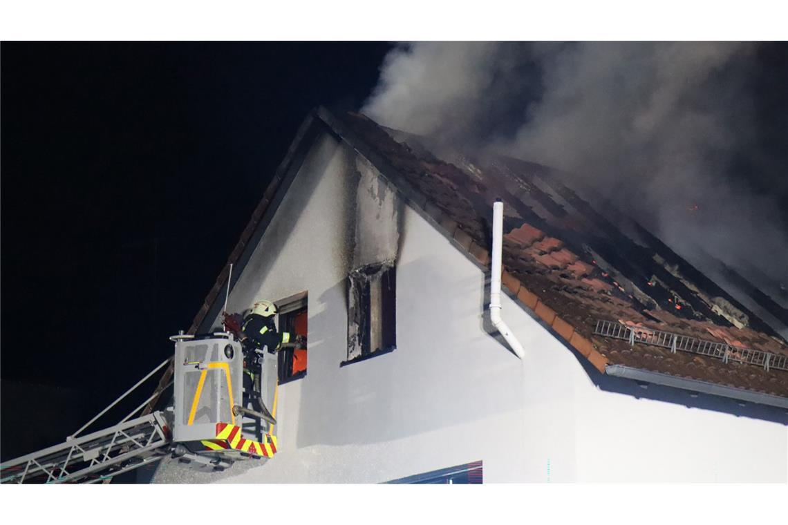 Frau stirbt bei Dachgeschossbrand Feuerwehr bei Löscharbeiten in Sandhausen: Eine Frau ist bei dem Feuer ums Leben gekommen.