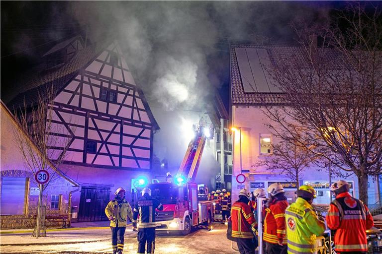 Feuerwehr rettet Bewohner mit Drehleiter aus dem Haus..Foto: 7aktuell.de/Simon Adomat