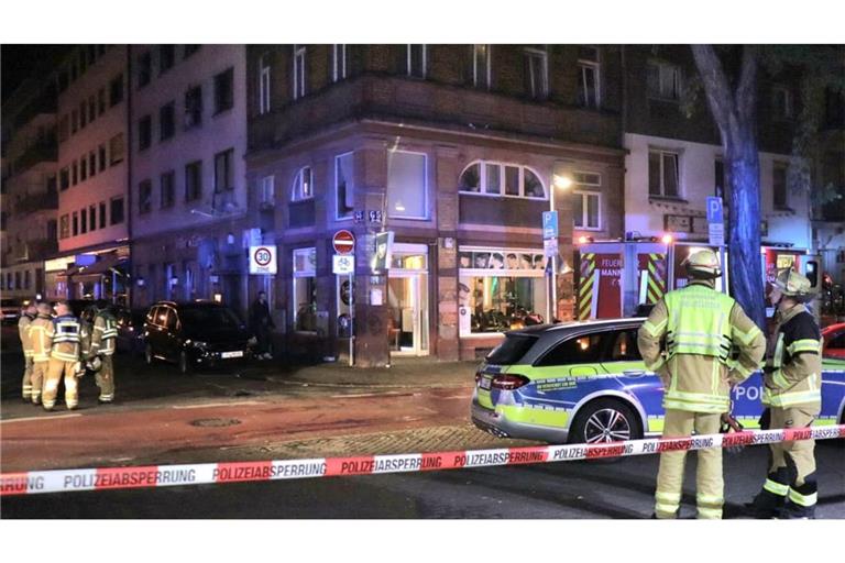 Feuerwehr und Polizei stehen nach einem Brand in einer Kaffeebar in der Mannheimer Innenstadt am Einsatzort. Nach dem Brand wurde eine Leiche gefunden.