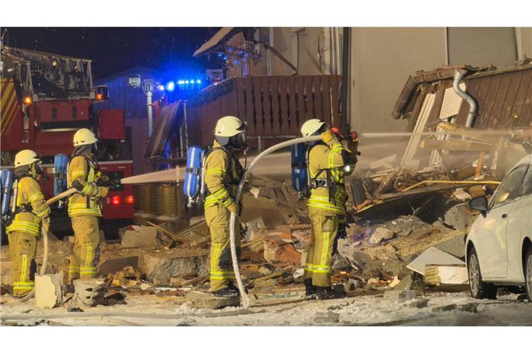 Feuerwehr und Rettungsdienst sind am Donnerstagmorgen mit vielen Kräften vor Ort.