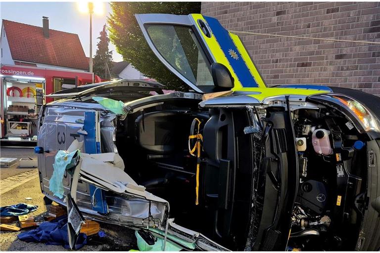 Feuerwehr und Rettungsdienst waren am frühen Mittwochmorgen am REWE in Trossingen im Einsatz.