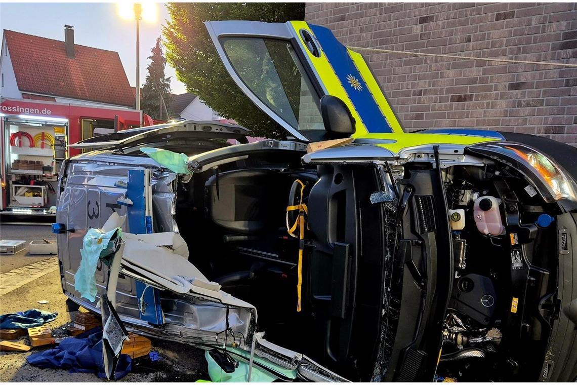 Polizeiauto überschlägt sich nach Zusammenstoß mehrfach Feuerwehr und Rettungsdienst waren am frühen Mittwochmorgen am REWE in Trossingen im Einsatz.