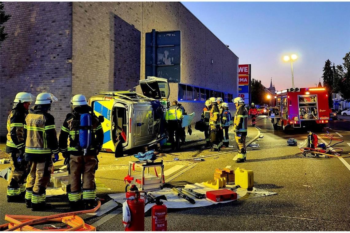 Polizeiauto überschlägt sich nach Zusammenstoß mehrfach Feuerwehr und Rettungsdienst waren am frühen Mittwochmorgen am REWE in Trossingen im Einsatz.