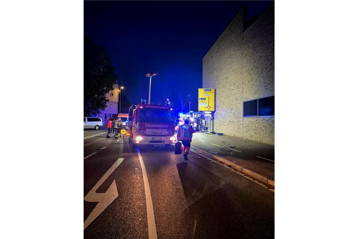 Polizeiauto überschlägt sich nach Zusammenstoß mehrfach Feuerwehr und Rettungsdienst waren am frühen Mittwochmorgen am REWE in Trossingen im Einsatz.