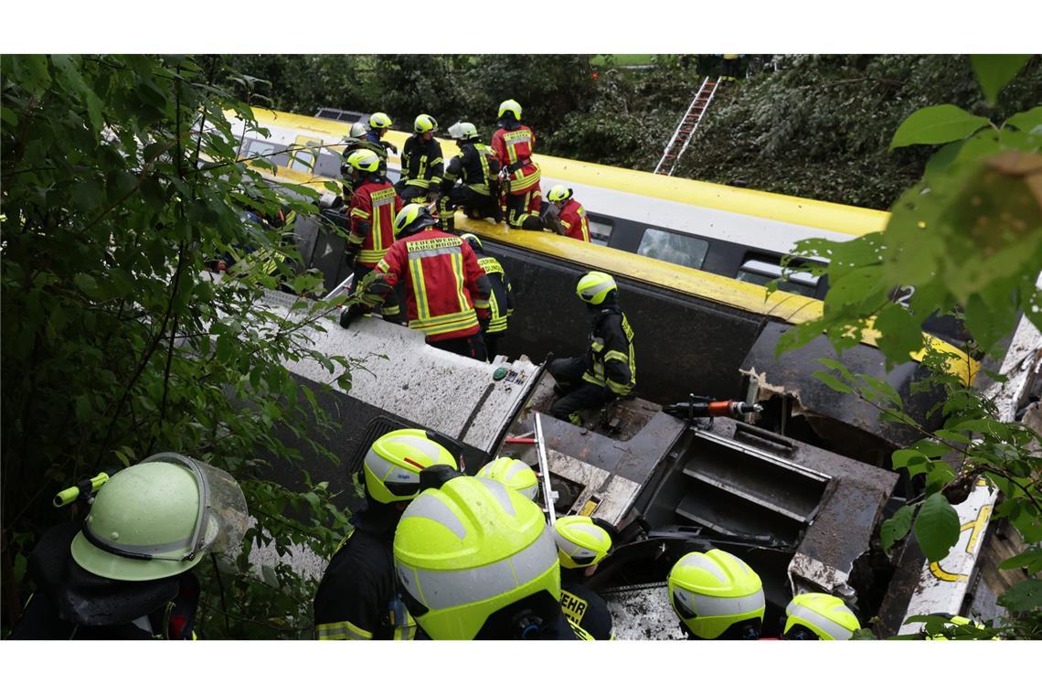 Bahnchef ringt um Fassung – Azubi unter den Toten Feuerwehrleute am Unglücksort.
