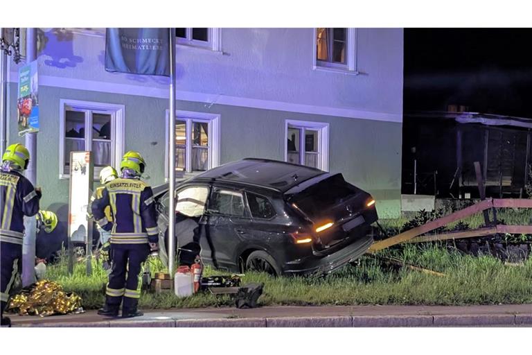 Feuerwehrleute arbeiten an dem verunfallten Auto. (Archivbild)