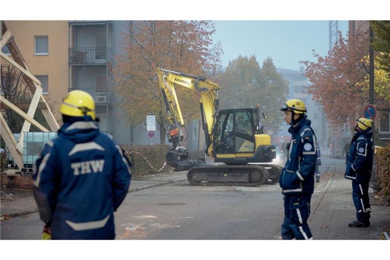 Feuerwehrleute arbeiten an einem Wohnhaus. Einen Tag nach einer Explosion in einem Wohnhaus wollen die Einsatzkräfte mit der Suche nach vermissten Personen beginnen. Das Gebäude und die beschädigten Wohnungen müssen zunächst stabilisiert werden.