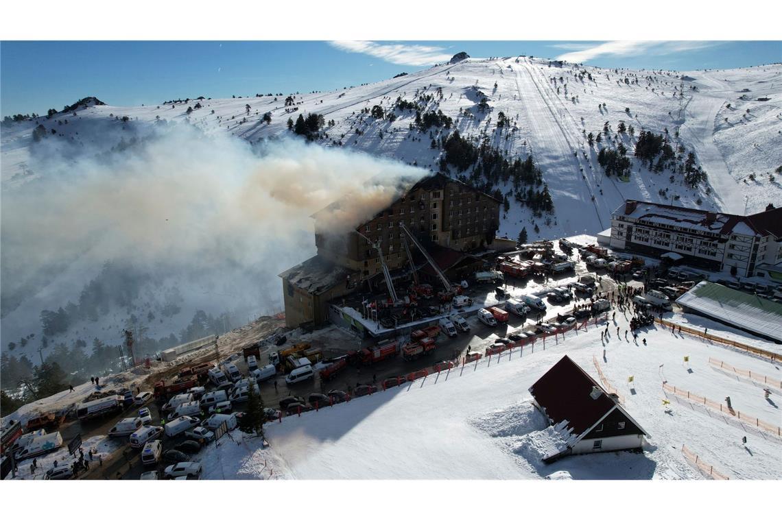 Bilder des Tages Feuerwehrleute arbeiten daran das Feuer in einem Hotel im Skigebiet von Kartalkaya im Nordwesten der Türkei zu löschen.
