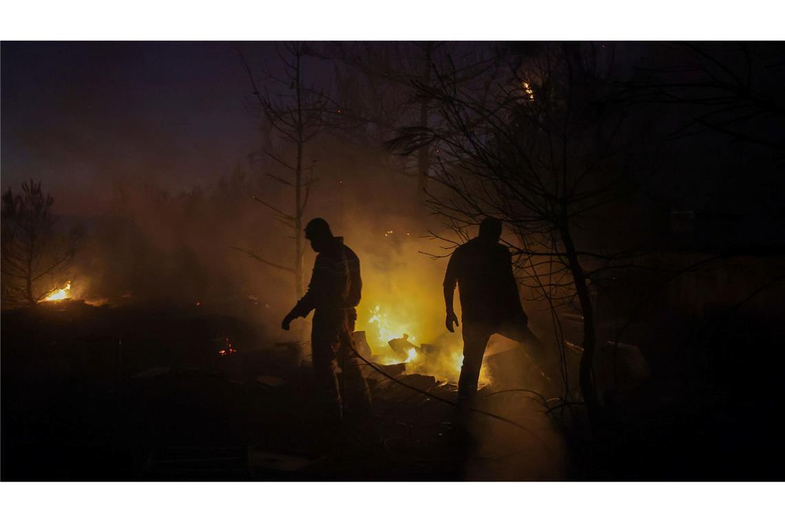 Bilder des Tages Feuerwehrleute arbeiten daran, einen Waldbrand in einem Waldgebiet in der Nähe von Canakkale im Nordwesten der Türkei zu löschen.