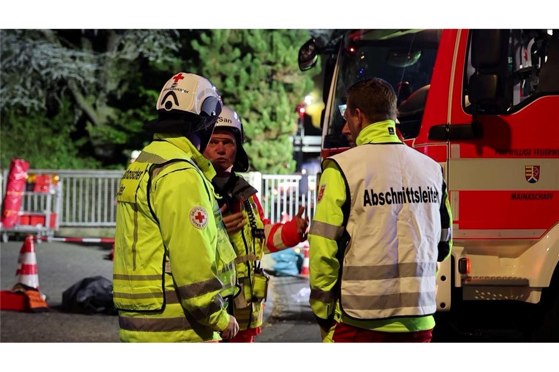 Gaswolke tritt nach Chemieunfall aus - Vier Verletzte Feuerwehrleute berieten das weitere Vorgehen.