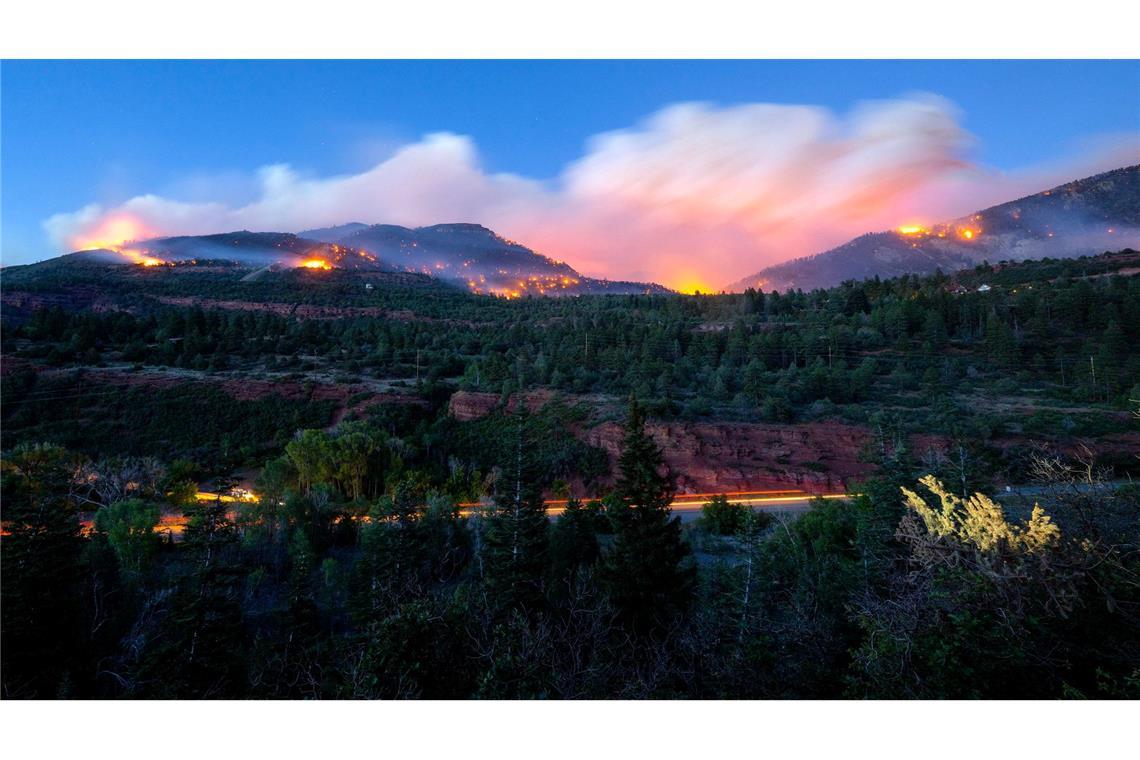 Feuerwehrleute fahren auf dem Highway zum „Gold Mountain Fire“.