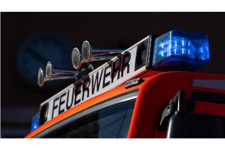 Feuerwehrleute hatten den 19-Jährigen aus dem Autowrack befreit. (Symbolbild)