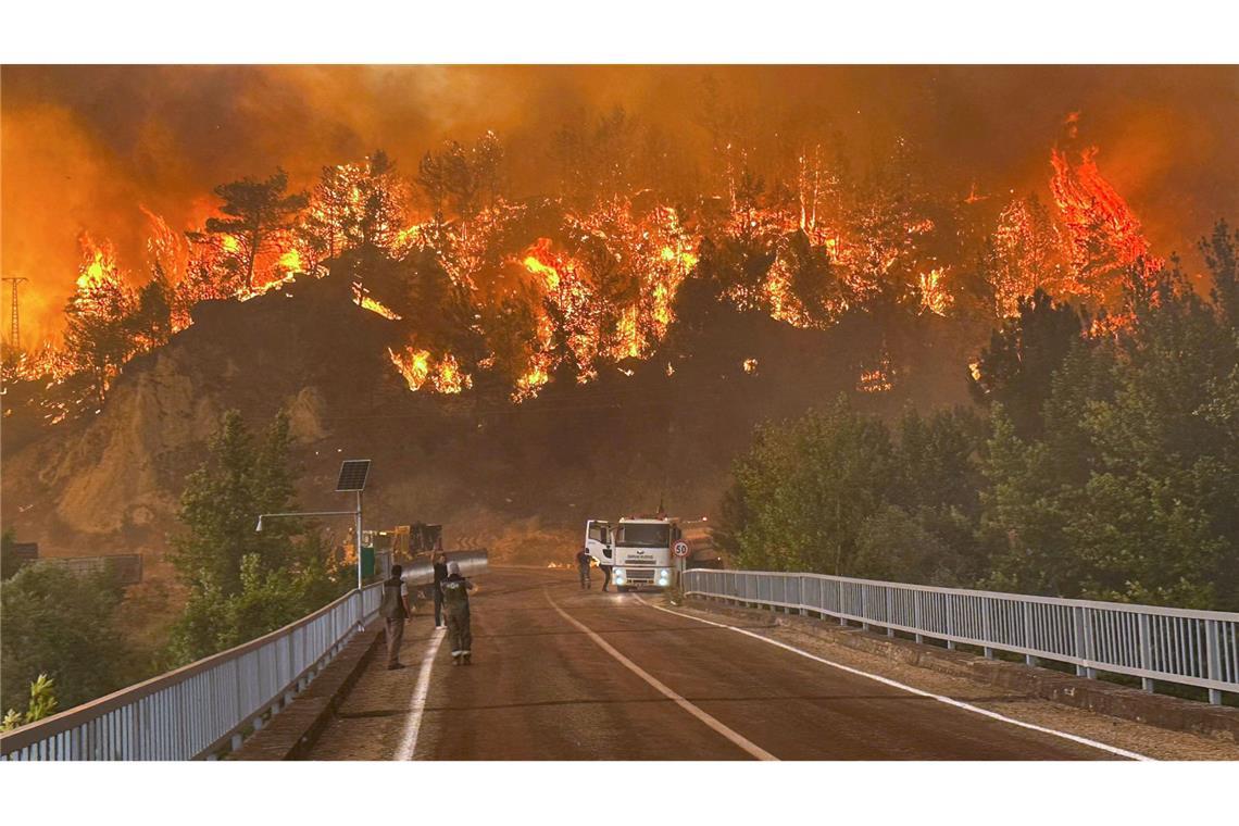 Feuerwehrleute in der Türkei konnten die schlimmsten Waldbrände inzwischen unter Kontrolle bringen.