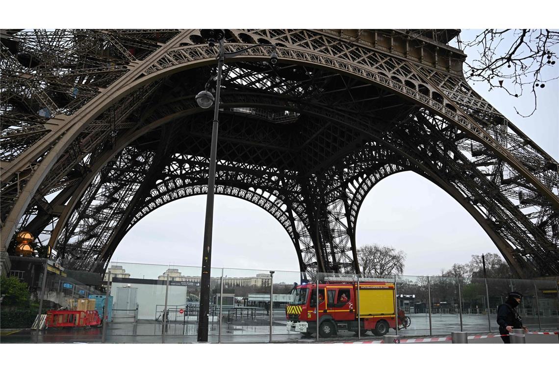 Eiffelturm in Paris nach Kurzschluss evakuiert Feuerwehrleute in ihrem Fahrzeug am Fuße des Eiffelturms, wo ein Brand gemeldet wurde.