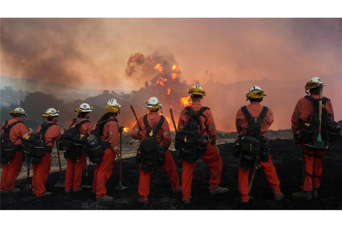 Feuerwehrleute kämpfen mit der Hitze und dem unwegsamen Gelände.