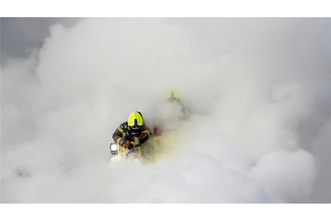 Flughafen Heathrow: Betrieb soll wieder starten Feuerwehrleute konnten den Brand inzwischen eindämmen.