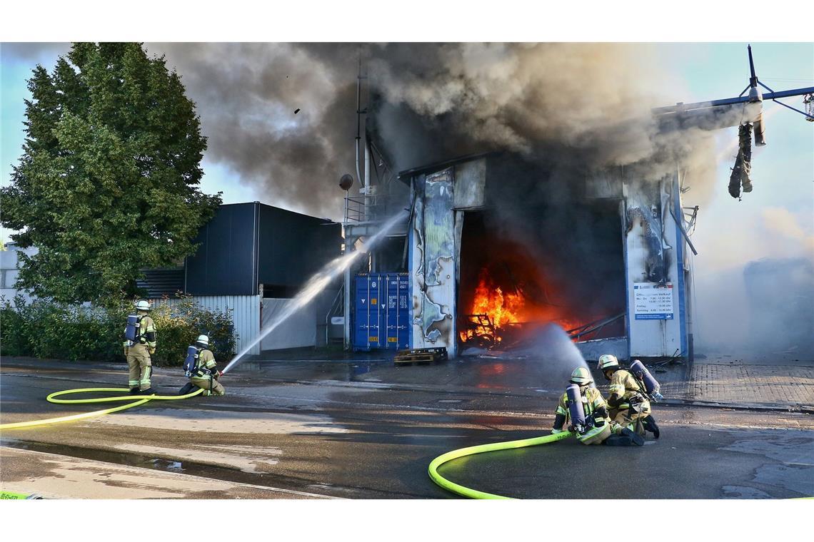 Bilder des Tages Feuerwehrleute löschen den Brand einer Halle und mehrerer Silos auf einem Firmengelände. Weil die Polizei eine politisch motivierte Brandstiftung im Kontext des Krieges zwischen Israel und dem Iran nicht ausschließt, ermittelt auch der Staatsschutz.