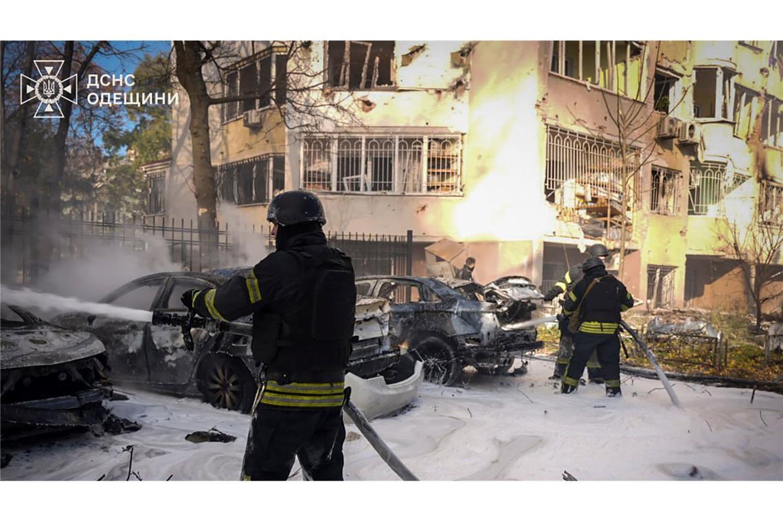 Ukraine: 1.000 Tage Krieg - und es droht weitere Eskalation Feuerwehrleute löschen den Brand nach einem russischen Raketeneinschlag in der Hafenstadt. (Archivbild vom 18.11.)