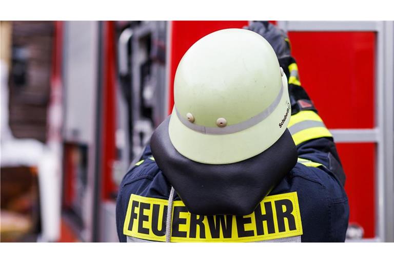 Feuerwehrleute löschen die brennenden Heuballen. (Symbolbild)