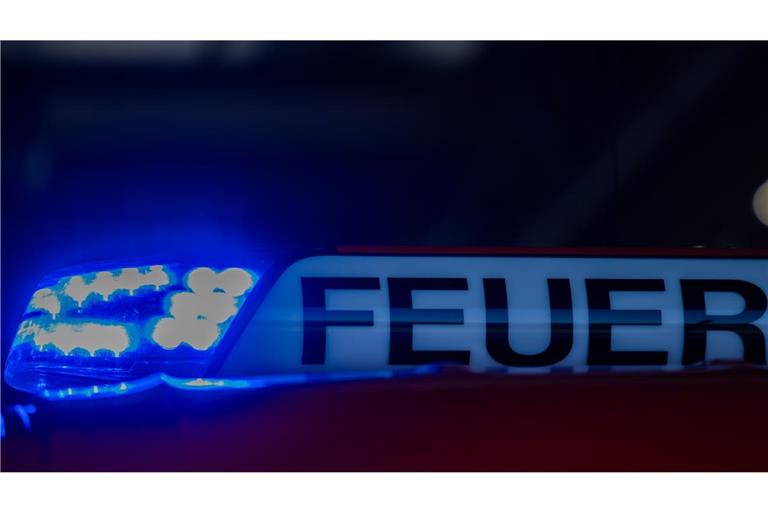 Feuerwehrleute löschten den Brand. (Symbolbild)