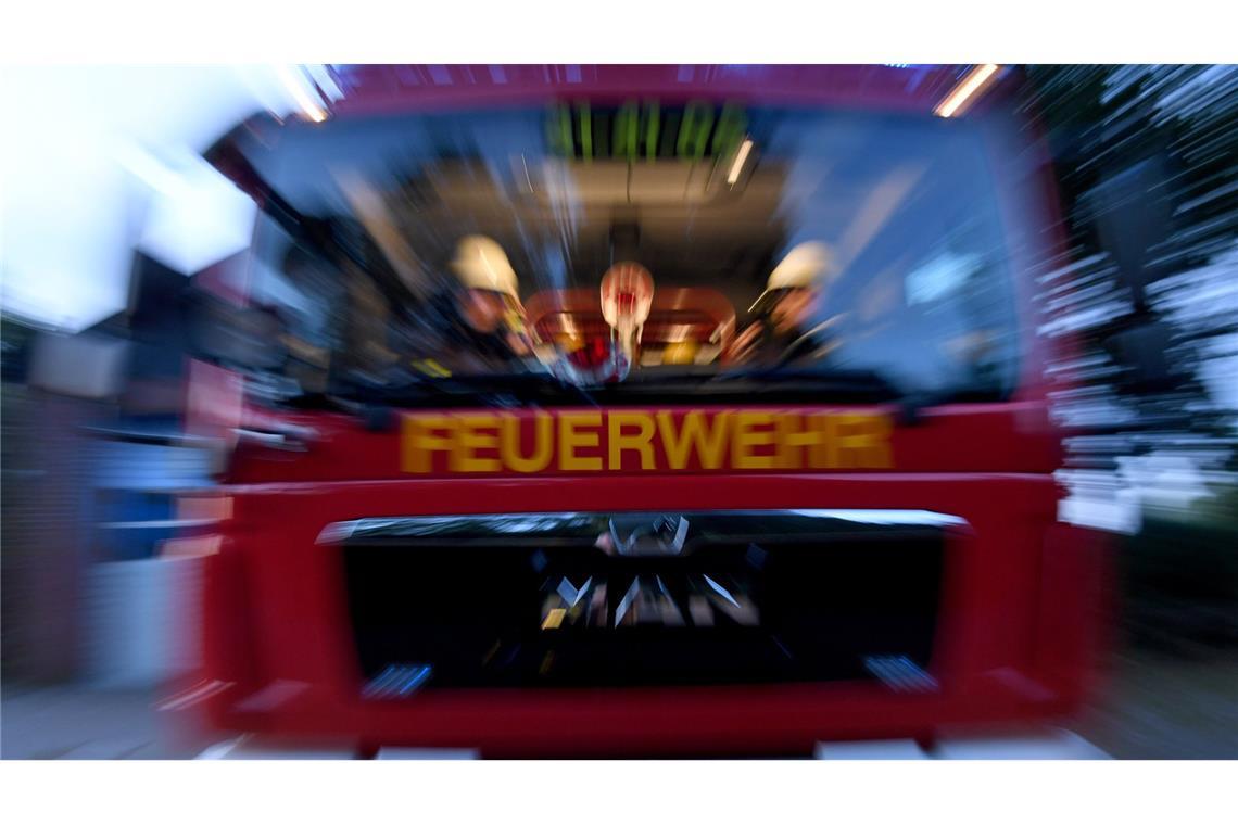 Aufzug klemmt Beine von gestürzter 82-Jähriger ein Feuerwehrleute retteten die Seniorin. (Symbolbild)