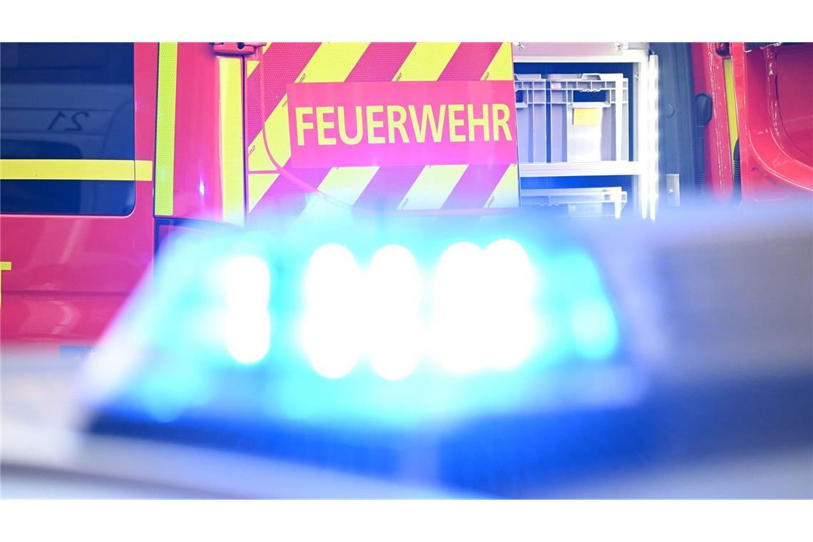 Feuerwehrleute sind auf der B38a in Mannheim wegen eines Wein-Anhängers im Einsatz. (Symbolbild)