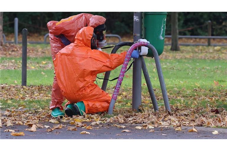Feuerwehrleute überprüfen eine Mülltonne.
