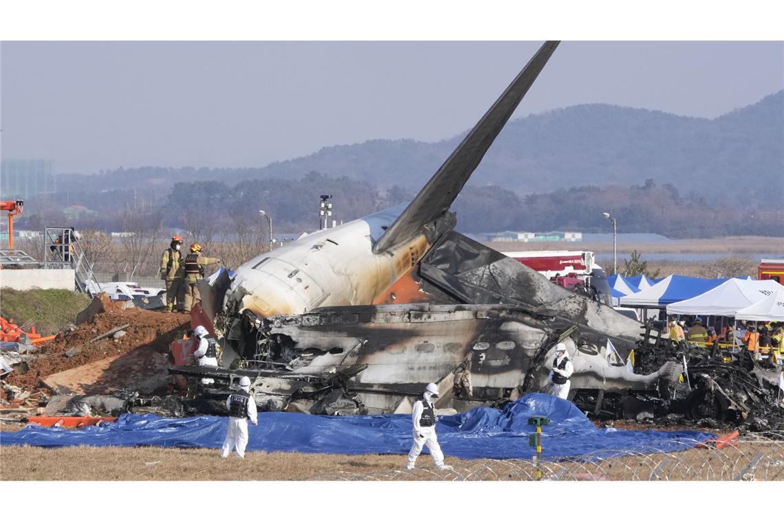 Nur zwei Überlebende gefunden – 179 weitere Insassen tot Feuerwehrleute und Rettungskräfte arbeiten in der Nähe des Wracks eines Passagierflugzeugs am internationalen Flughafen von Muan.