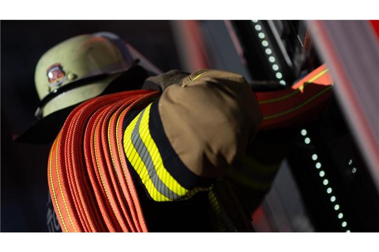 Feuerwehrleute verhinderten, dass sich der Brand auf weitere Gebäude ausbreitete. (Symbolbild)