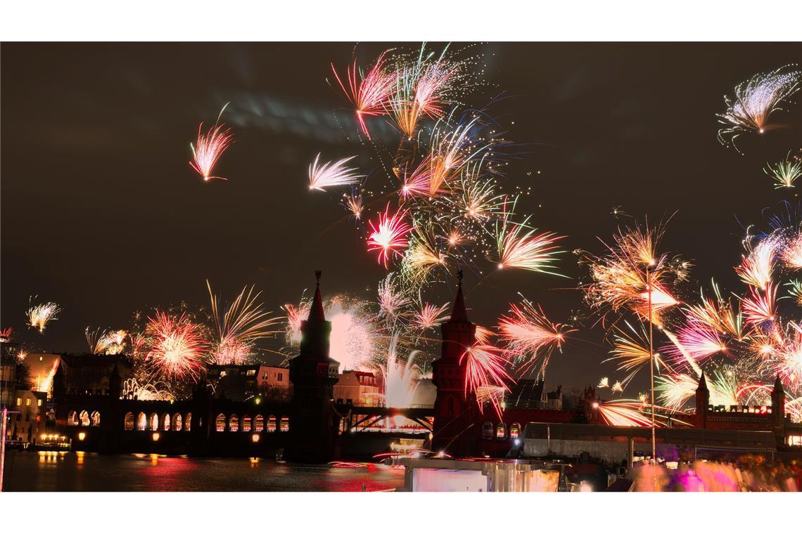Feuerwerk an Silvester wie hier in Berlin ist beliebt in Deutschland - trotz aller Debatten um Umweltschäden (Archivbild)