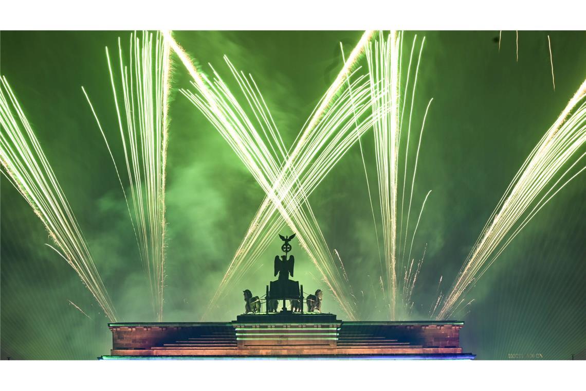 Feuerwerk ist bei der Silvester-Veranstaltung "Yeah 26" über dem Brandenburger Tor zu sehen.