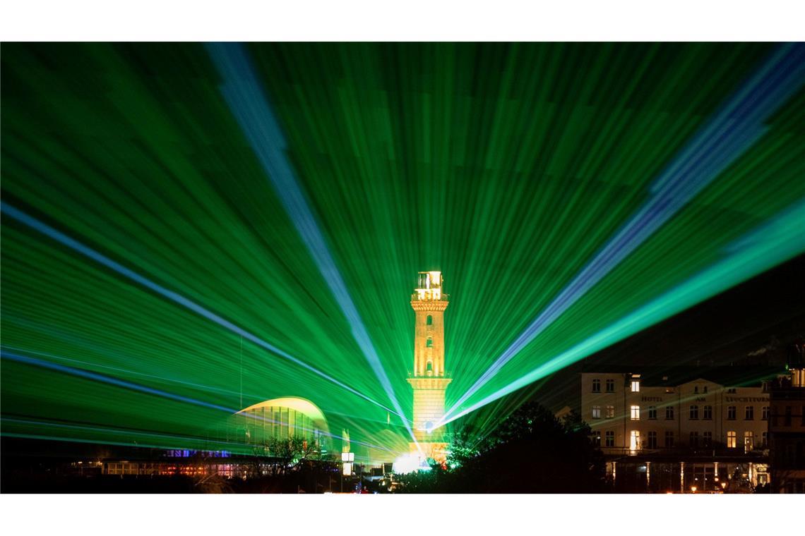 Bilder des Tages Feuerwerk und eine bunte Lasershow gibt es zum 25. Warnemünder Turmleuchten am Leuchtturm von Warnemünde.