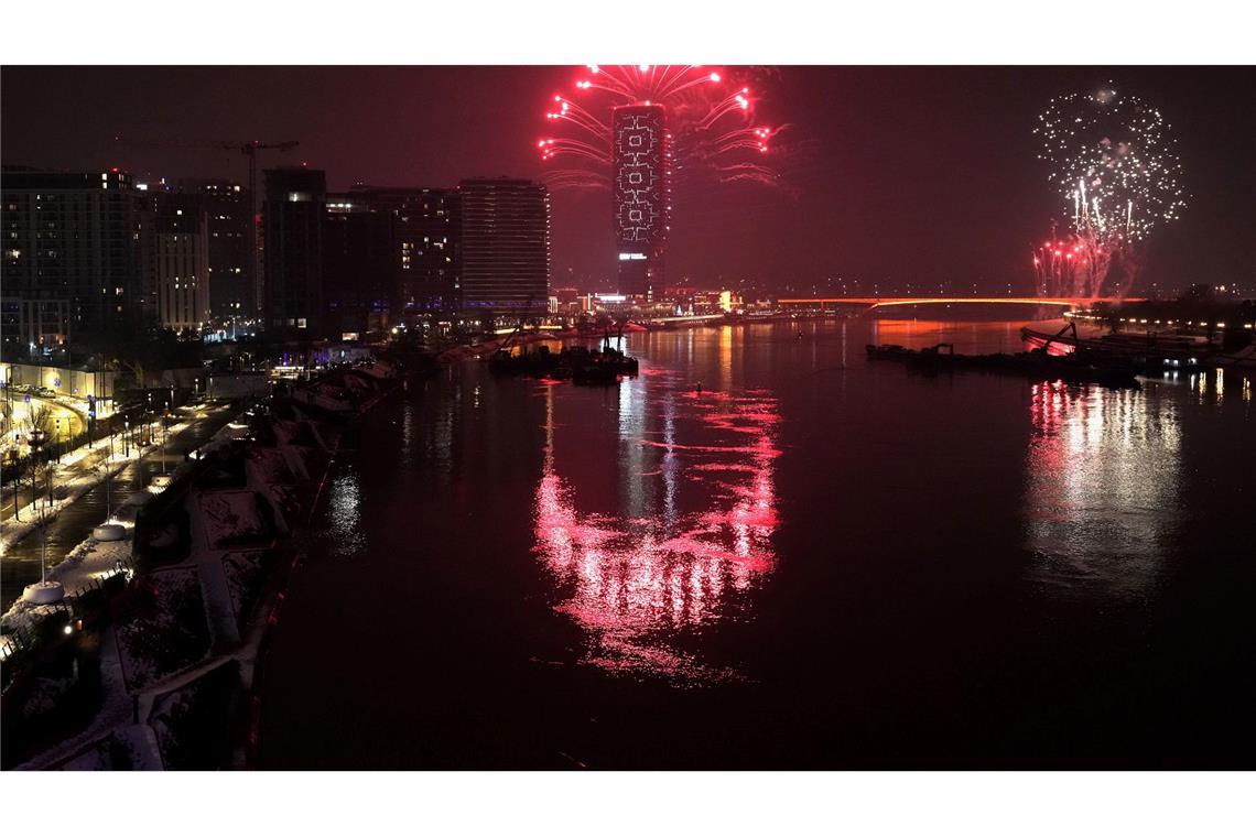 Feuerwerk und Laserlicht erhellen den Himmel über dem Belgrader Turm in Belgrad.