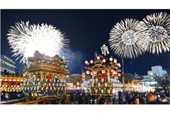 Feuerwerkskörper explodieren beim Chichibu-Nachtfest in der Präfektur Saitama im Osten Japans.