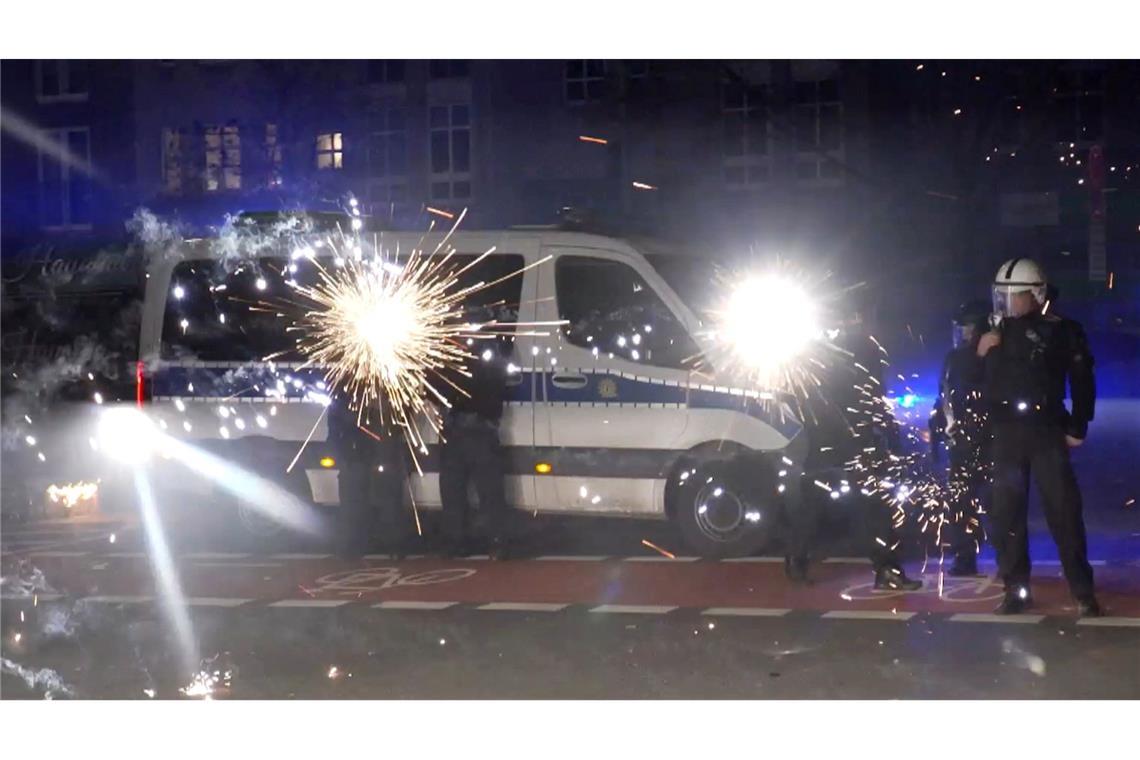 Angriffe auf Einsatzkräfte: Etliche Länder melden Anstiege Feuerwerkskörper-Würfe gegen Polizisten - nicht nur in Berlin zuletzt ein Problem.