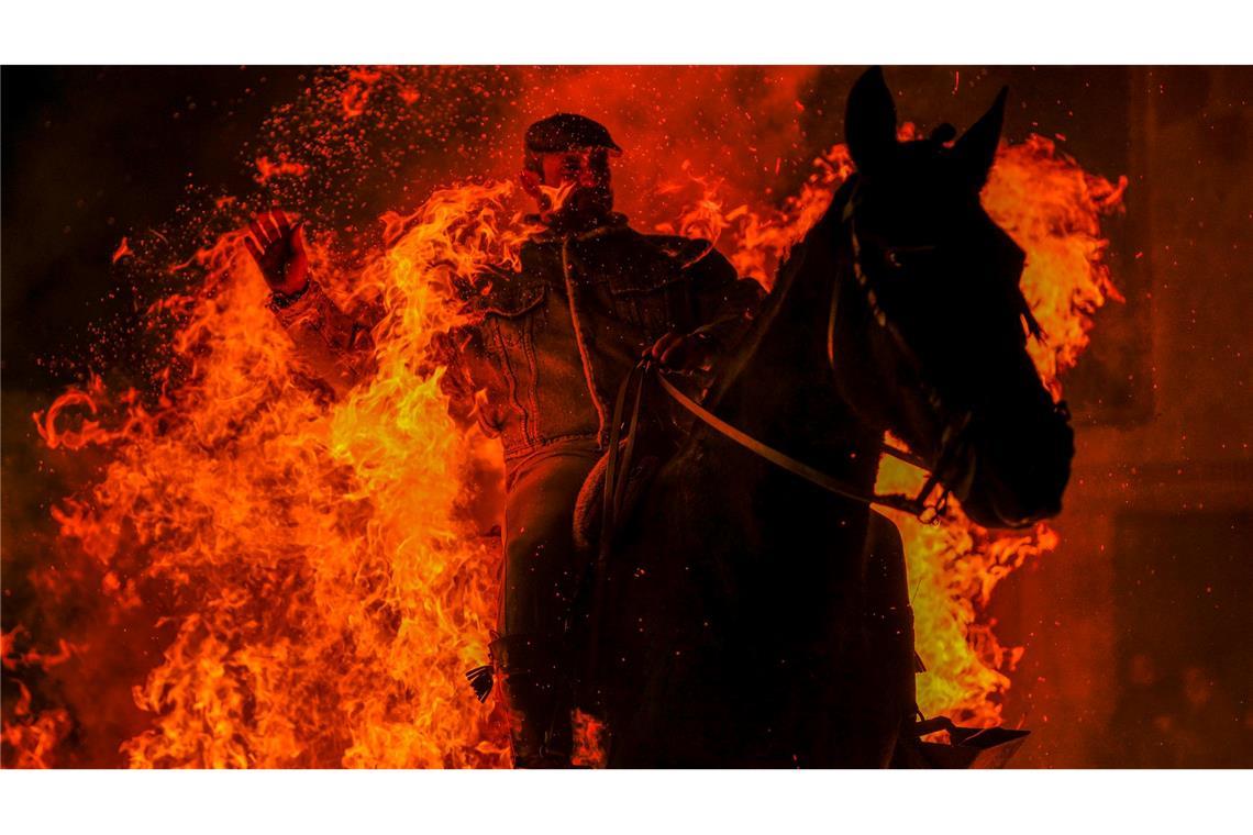 Bilder des Tages Feuriges Ritual: Mann reitet zu Ehren des Tier-Schutzpatrons durch Flammen