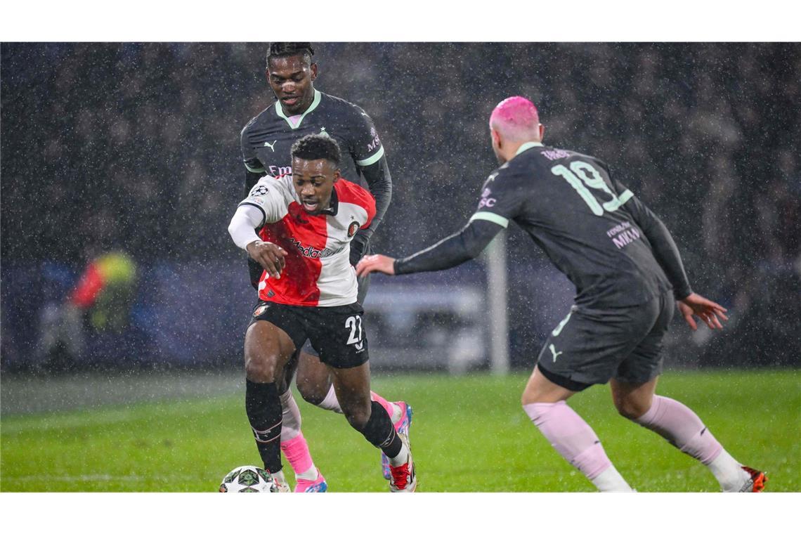 Feyenoord schlägt auch Milan - Benfica mit Auswärtssieg Feyenoords Mittelfeldspieler Antoni Milambo am Ball.
