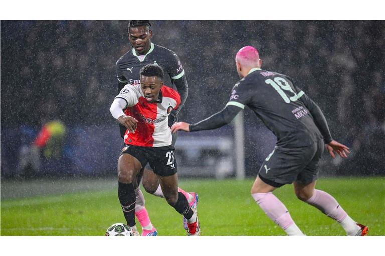 Feyenoords Mittelfeldspieler Antoni Milambo am Ball.