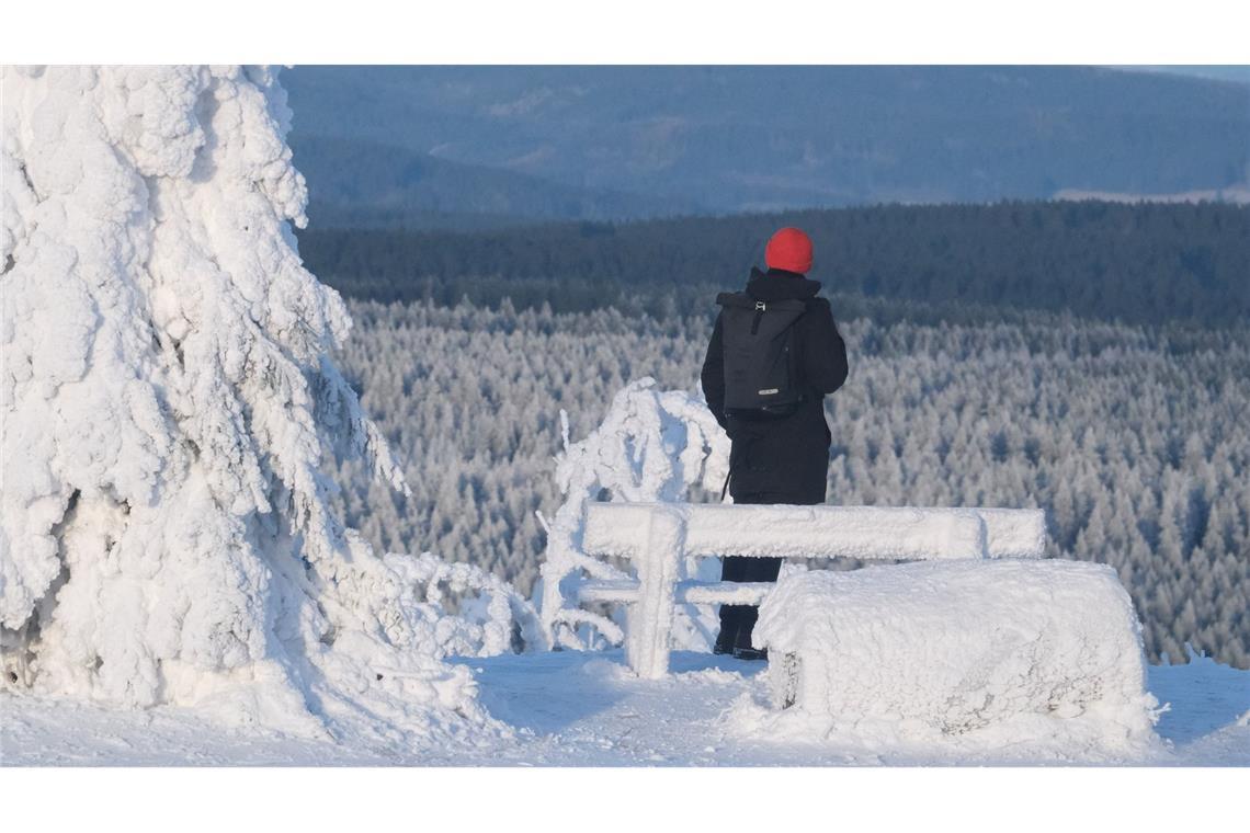 Fichtelberg im Frost: Spaziergänger genießt Winteridylle